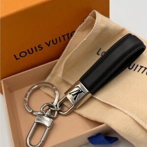 Louis Vuitton Dragonne Key Holder in black leather and silver hardware